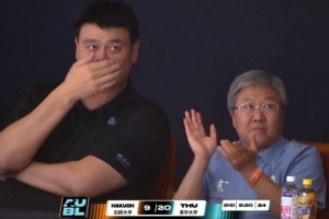 姚明现场观战清华大学VS白鸥大学的亚洲大学生篮球联赛半决赛