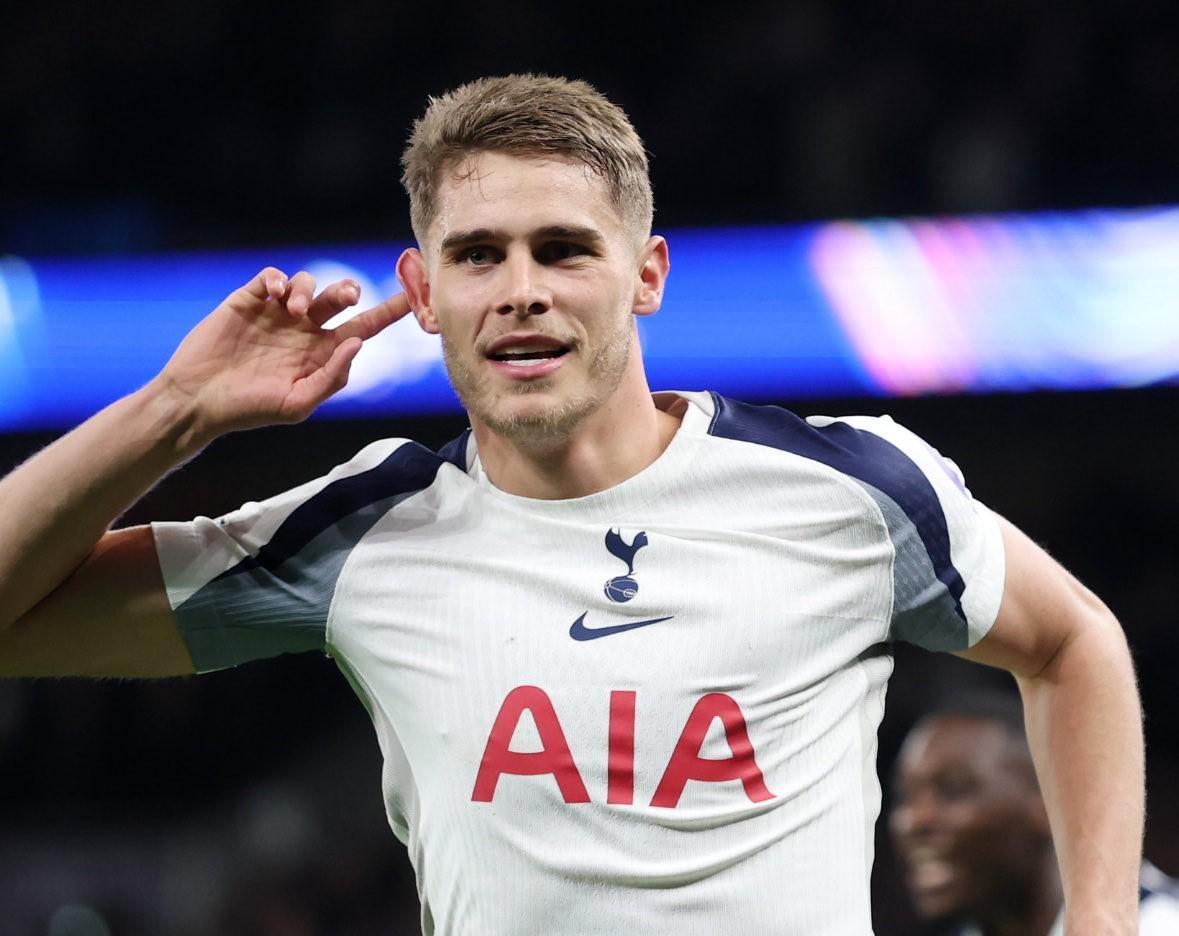 开云体育入口-邮报：利物浦对范德芬展现浓厚兴趣，球员拒绝了热刺的新合同